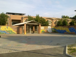 esterno dell'edificio della scuola primaria Le Fonti